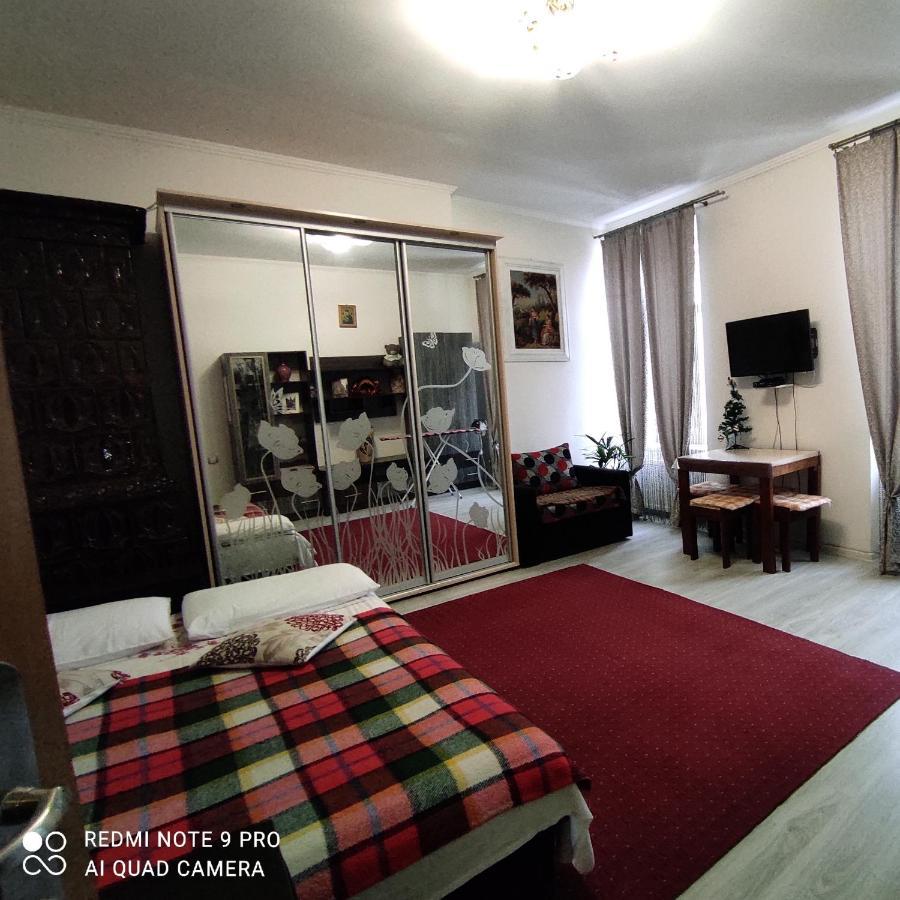 Двокімнатна Квартира В Центрі Міста Lviv Exteriör bild